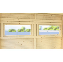 Interieur van een houten wand met twee ramen