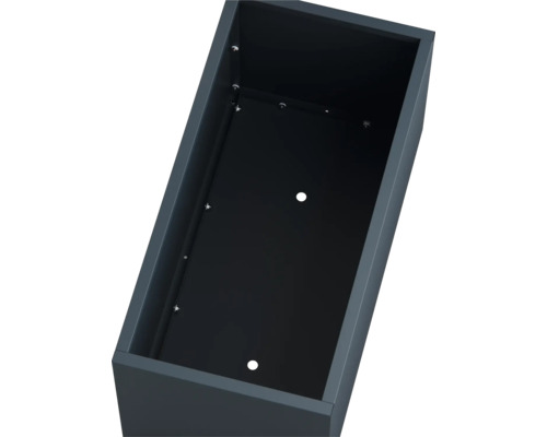 Lege metalen plantenbak met drainagegaten