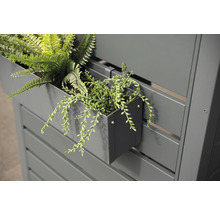 Detailopname van een grijs privacyhek met beplante bloembakken.