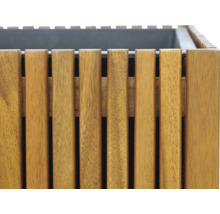 Detailopname van een houten plantenbak met metalen inzetstuk.