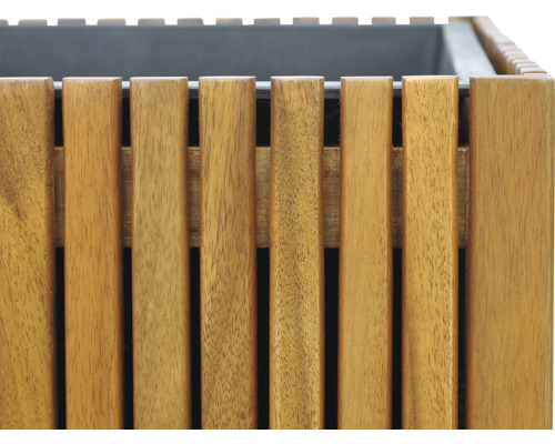 Detailopname van een houten plantenbak met metalen inzetstuk.