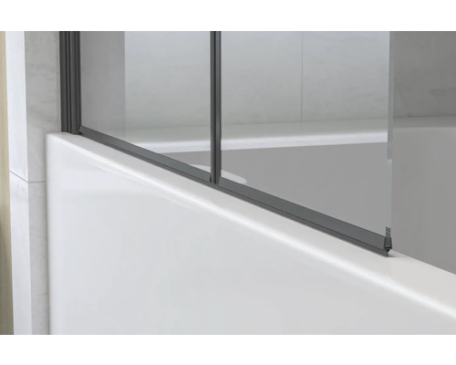 Detail van een glazen badwand met beslag