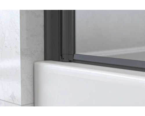 Detailopname van een douchecabine met frame op een badkuip