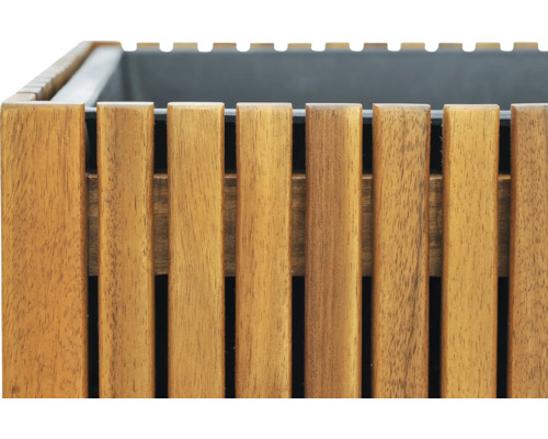 Detailopname van een plantenbak gemaakt van houten latten