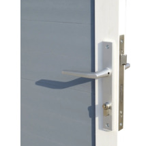 Gedetailleerde weergave van een grijze tuindeur met zilverkleurige deurklink en slot