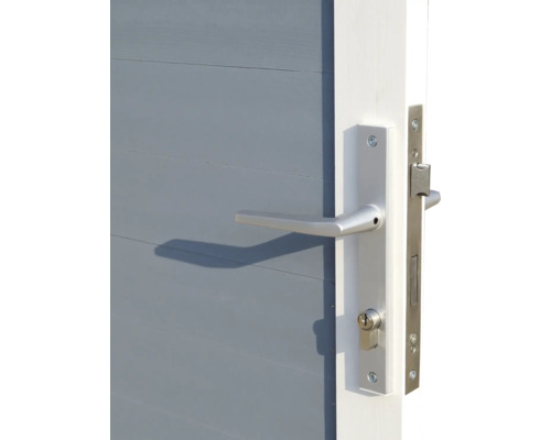 Gedetailleerde weergave van een grijze tuindeur met zilverkleurige deurklink en slot