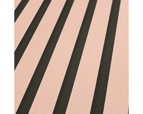 Behang met streepmotief