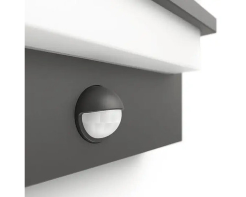 Close-up van een bewegingsmelder aan een muur.