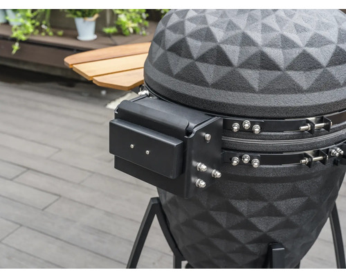 Detailopname van een zwarte kogelbarbecue met opbergruimte