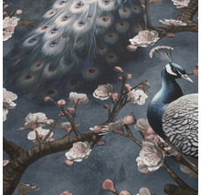 Decoratieve stof met pauwenpatroon en bloemmotieven.