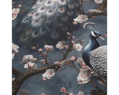 Decoratieve stof met pauwenpatroon en bloemmotieven.