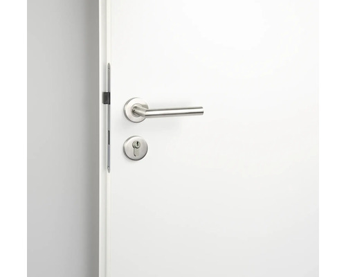 Witte deur met deurbeslag