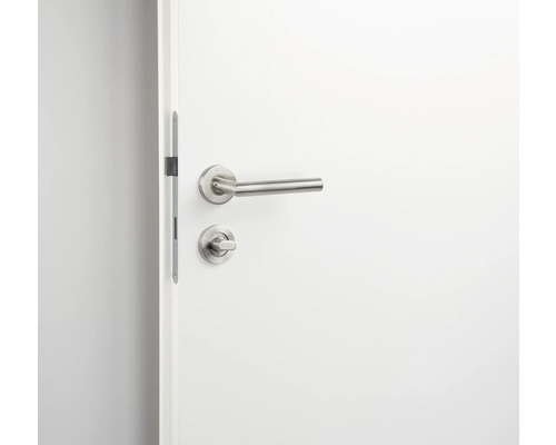 Witte deur met roestvrijstalen deurbeslag