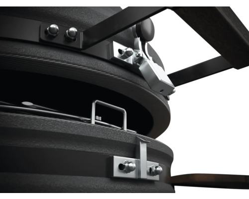 Detailopname van een bolvormige barbecue met handgreep en sluitmechanisme