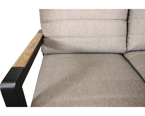 Detailopname van een buitensofa met grijze kussens en armleuningen van hout en metaal