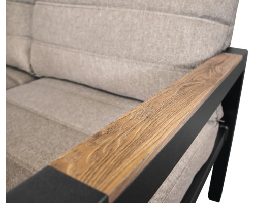 Detailopname van een tuinzitbank met houten armleuning en metalen frame