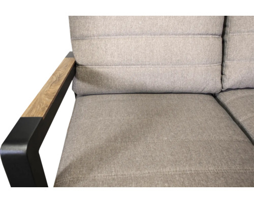 Detailopname van een grijze bank met armleuning in houtlook