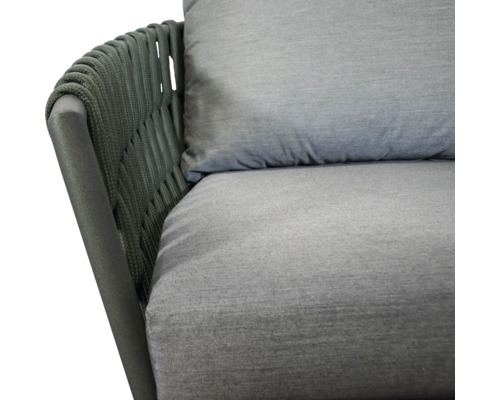 Detailopname van een tuinstoel met bekleding en gevlochten armleuning.