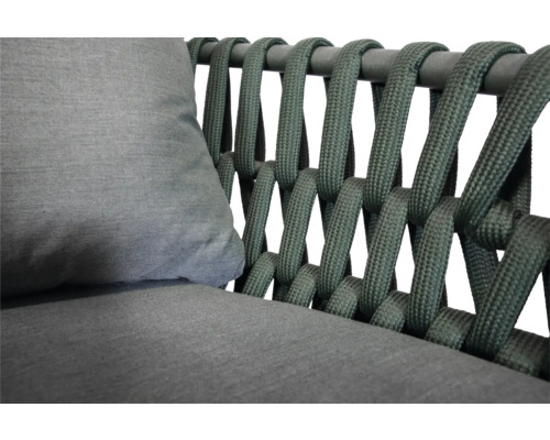 Detail van een buitensofa met gevlochten rugleuning en kussens