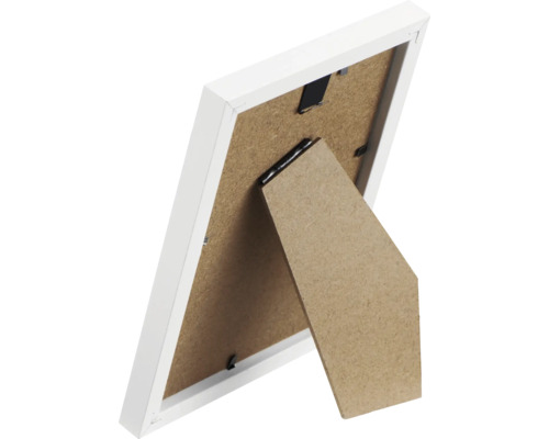 Achterkant van een witte fotolijst met standaard