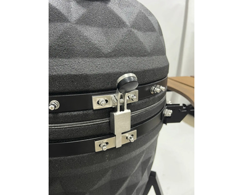 Detailopname van een keramische barbecue met sluitmechanisme
