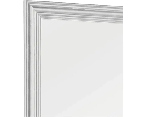 Detailopname van een spiegel met een geprofileerde lijst.