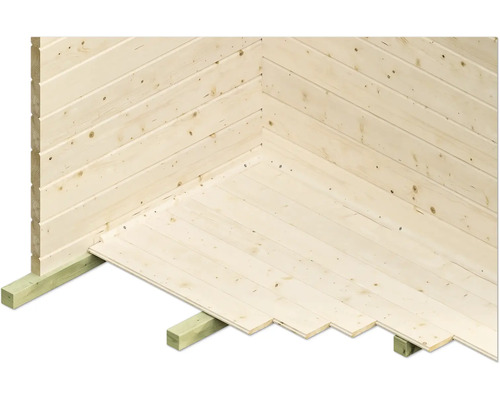 Hoek van een houten huis in aanbouw met planken en funderingsbalken