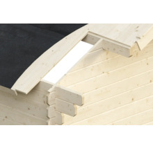Detailopname van een houten huis met dak en balkenconstructie