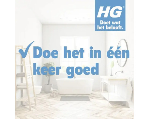 Lichte badkamer met bad, wastafel en rek plus HG Logo
