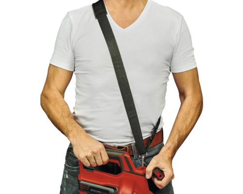 Een persoon draagt een bladblazer met een schouderriem.