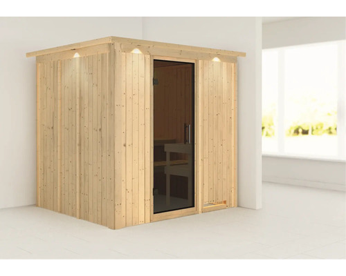 Houten sauna met glazen deur en verlichting in een lichte kamer
