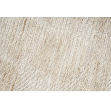 Detail van een beige tapijt met geometrisch patroon