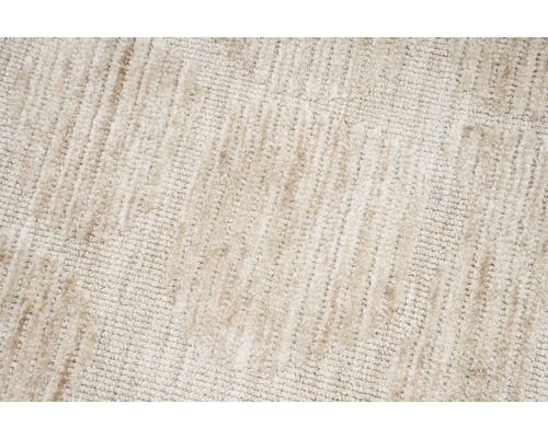 Detail van een beige tapijt met geometrisch patroon