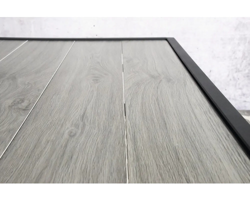 Close-up van een houten terrasplank met frame