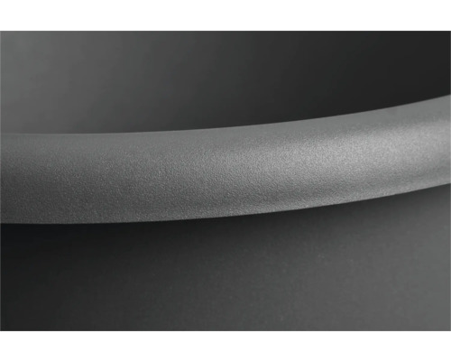 Gedetailleerde opname van een ronde, grijze plantenbak