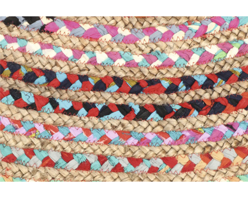 Close-up van een gevlochten jute vloerkleed met stroken stof