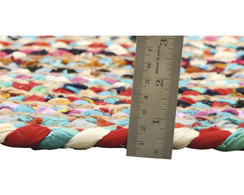 Close-up van een kleurrijk lappendeken met een meetlat voor schaal.