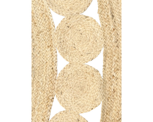 Detailopname van een gevlochten tapijt van natuurlijke vezels met rond patroon.