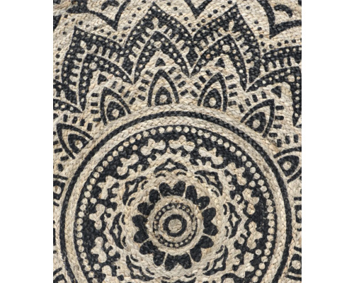 Detailopname van een rond vloerkleed met een geometrisch patroon