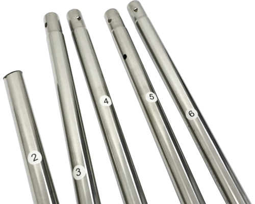 Meerdere zilverkleurige metalen stangen met nummerstickers.