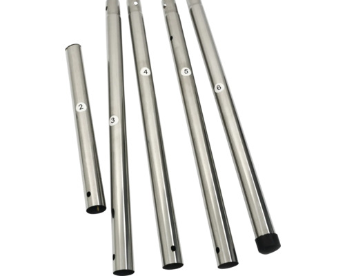 Meerdere zilverkleurige metalen stangen van verschillende lengtes met gaten en nummers