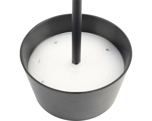 Detailopname van een ronde lamp met zwarte lampenkap