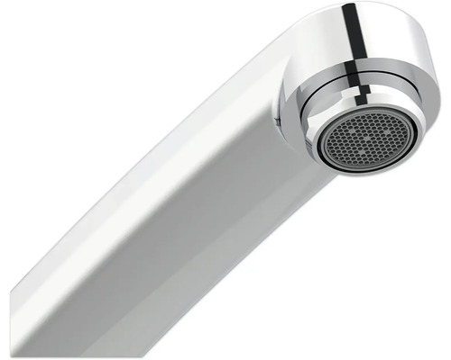 Close-up van een verchroomde kraanuitloop met perlator