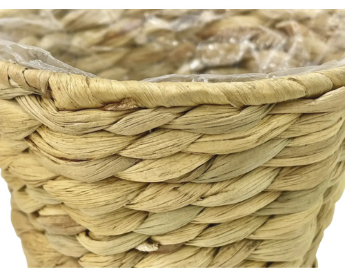 Close-up van een plantenmand gemaakt van gevlochten natuurlijk materiaal