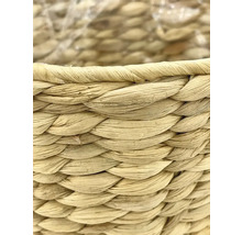 Detailopname van een gevlochten mand van natuurlijke materialen