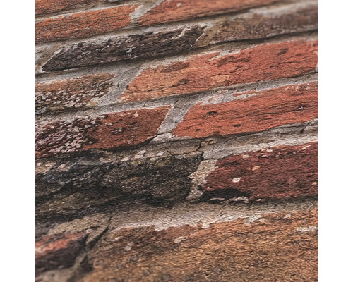 Close-up van een bakstenen muur met onregelmatige bakstenen en voegen