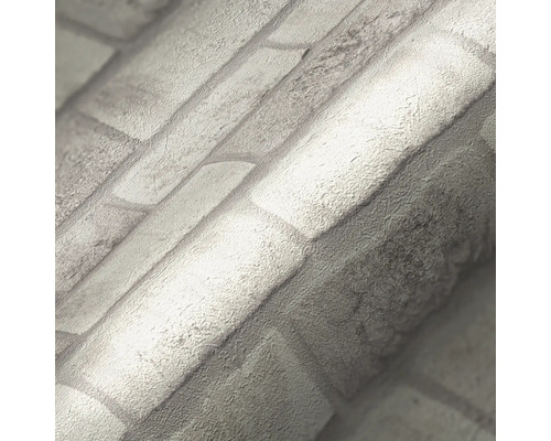 Close-up van een rol behang met baksteenmotief.