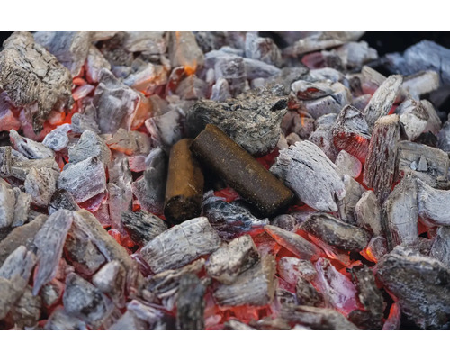 Grillbriketten tussen gloeiende houtskool