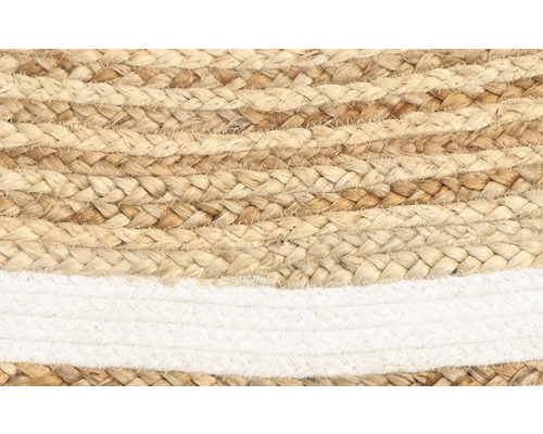 Close-up van een gevlochten vloerkleed van natuurlijke vezels met een streep