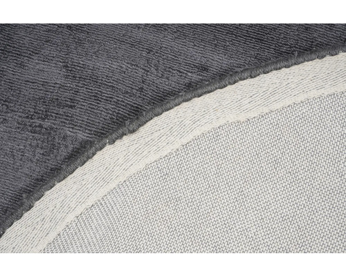 Detailopname van een grijs tapijt met textielen rug